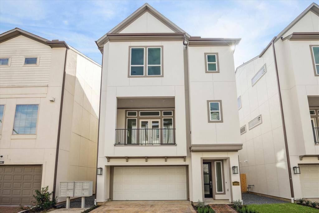 Riverway Homes would love for you to see this gorgeous Amy plan they have built inside of the gated community Upland Estates. You don’t want to miss seeing this beauty! Three story three bedroom 3 1/2 bath home with a huge covered patio for your enjoyment.