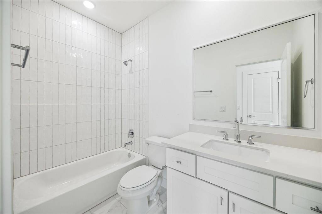 secondary bathroom off third floor