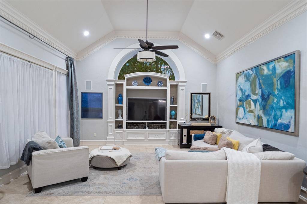 HUGE FAMILY ROOM WITH LARGE TV AREA