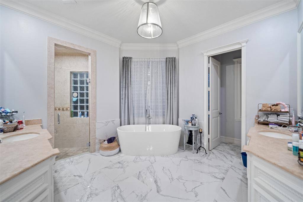 STUNNING PRIMARY BATH