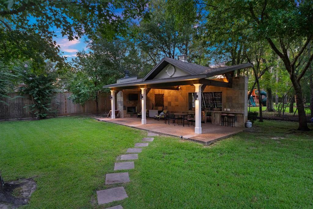THE PAVILLION BOASTING OUTDOOR COOKING STATION, TELEVISION,  FIRE PI,  TV AMD MOVIE SCREEN;  ONE OF THE BEST LOTS IN THE WOODLANDS!!