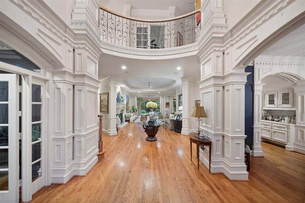 ULTIMATE VERSAILLES - LIKE FOYER WITH BALCONY AS YOUR GUESTS ARRIVE