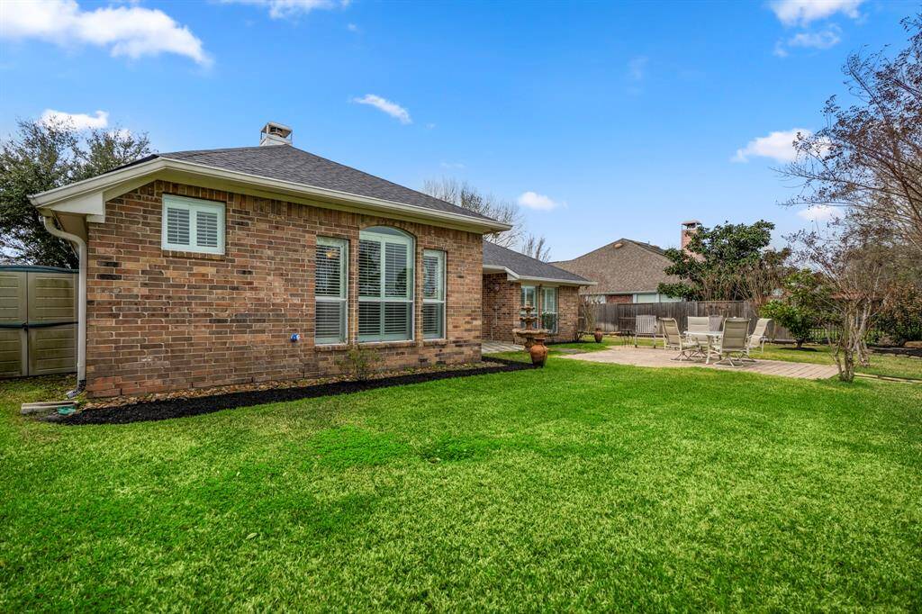This single story home built by David Weekly, is in a great location, situated on a cul-de-sac-golf lot, wide-open space for entertainment.