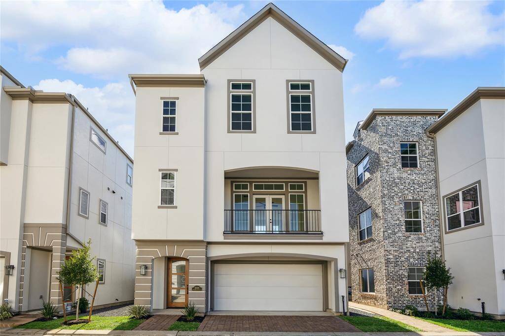 Come tour this beautiful three bedroom 3 1/2 bath open concept home with a gigantic Second floor patio. This home is located right in front of the beautiful water feature in Sherwood Oak Gardens
