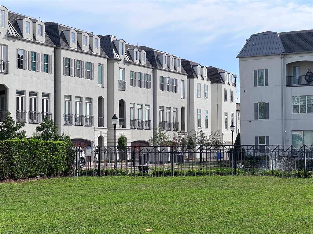 Come see this stunning community in Spring Branch! Lots of Green space and a water feature to enjoy.