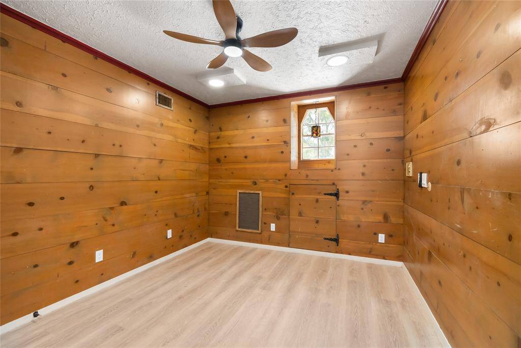 This flexible second-story room offers versatile space, ideal for use as an office or study. It provides a quiet, comfortable area, perfect for working or relaxing.