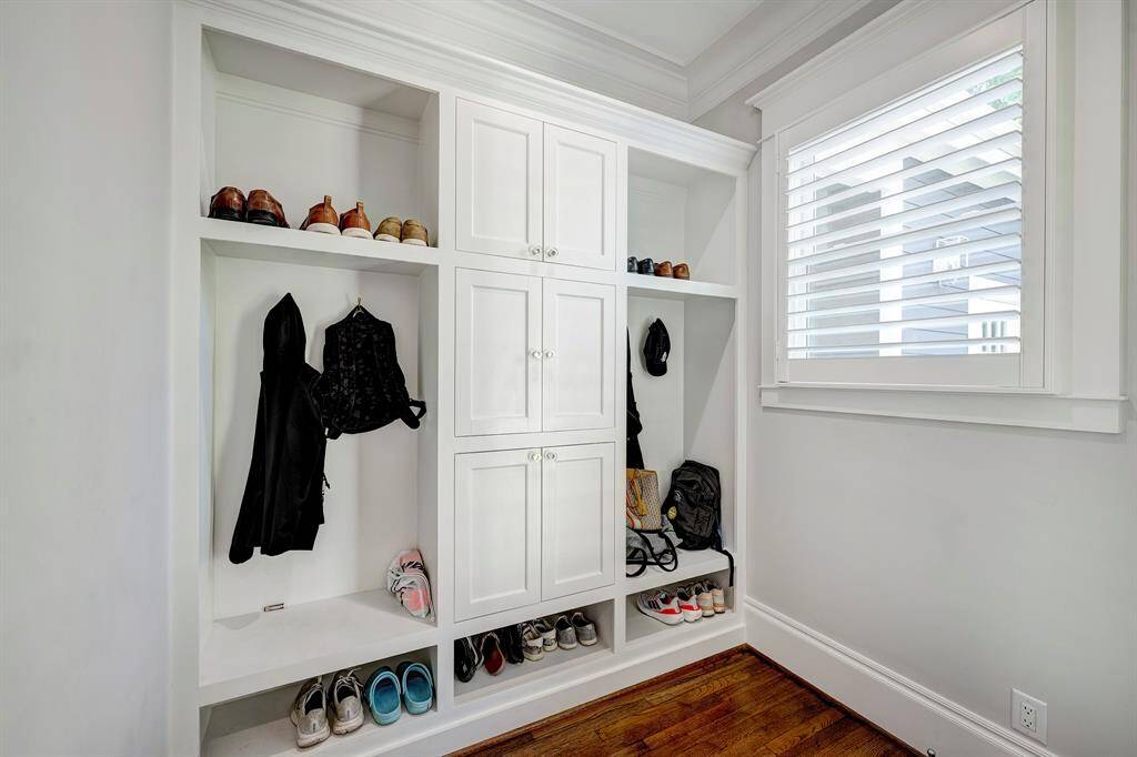 Well-organized mudroom with dedicated space for shoes, jackets, and bags—perfect for keeping everyday essentials tidy and accessible.