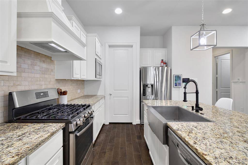 A large amount of space for working in the kitchen or entertaining.