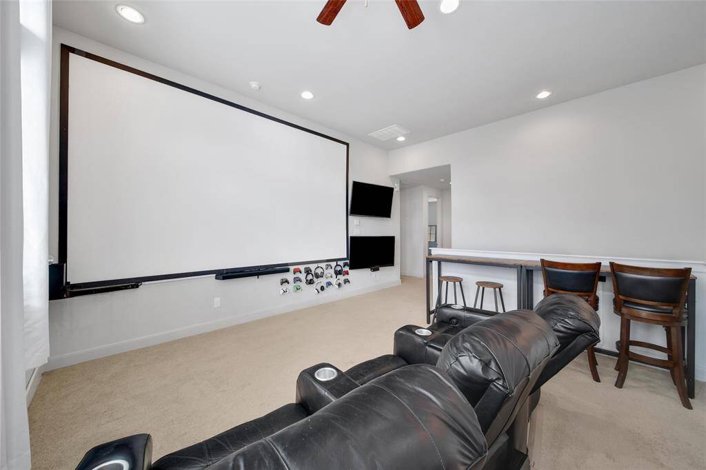 Secondary bedroom.