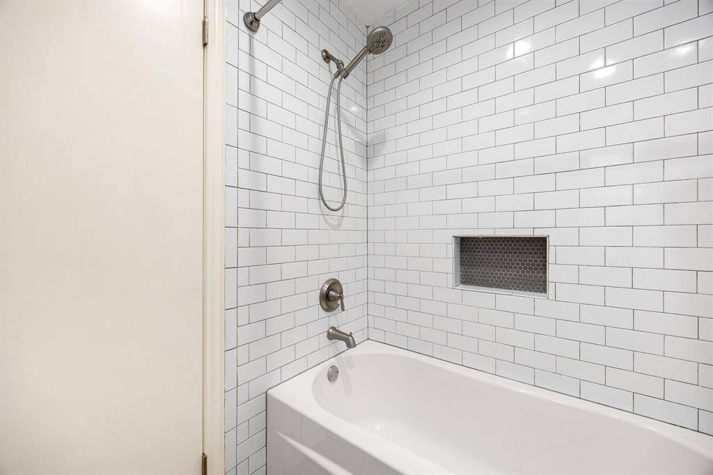 2nd full bath with shower/tub combination.