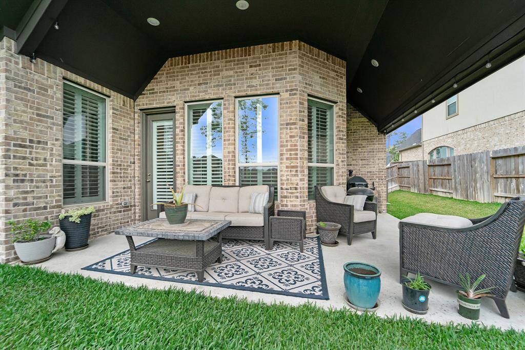 Amazing covered patio that is perfect for entertaining!