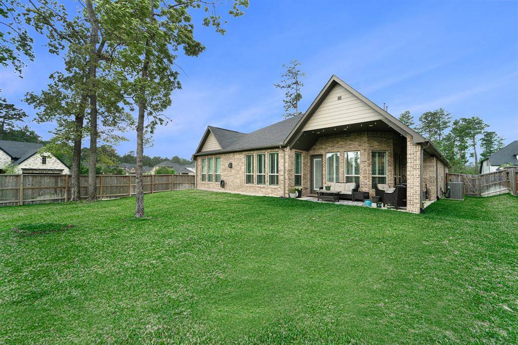 Full view of this spectacular backyard.