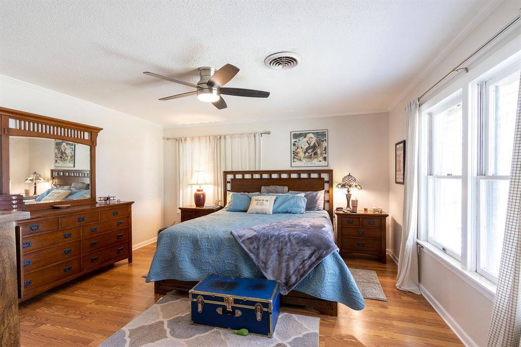Large primary bedroom.