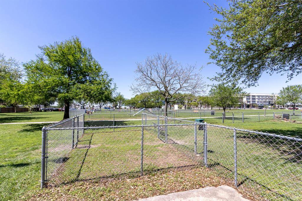 Small dog park. Lindale Park.