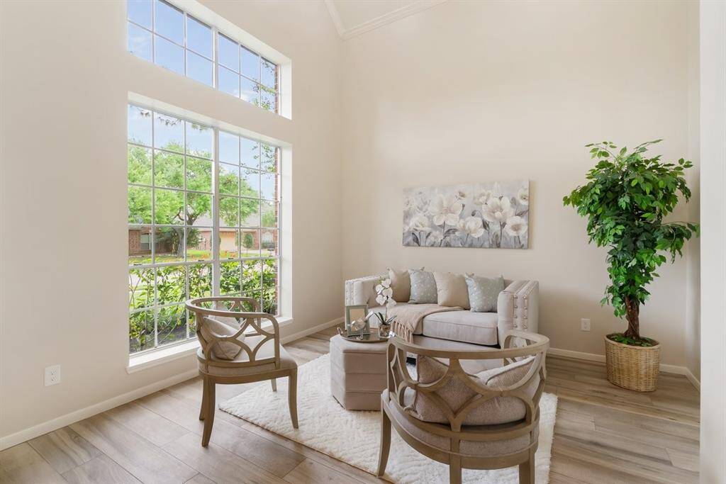 This extra room is versatile! Use it as a space to welcome guests, an additional office or more!