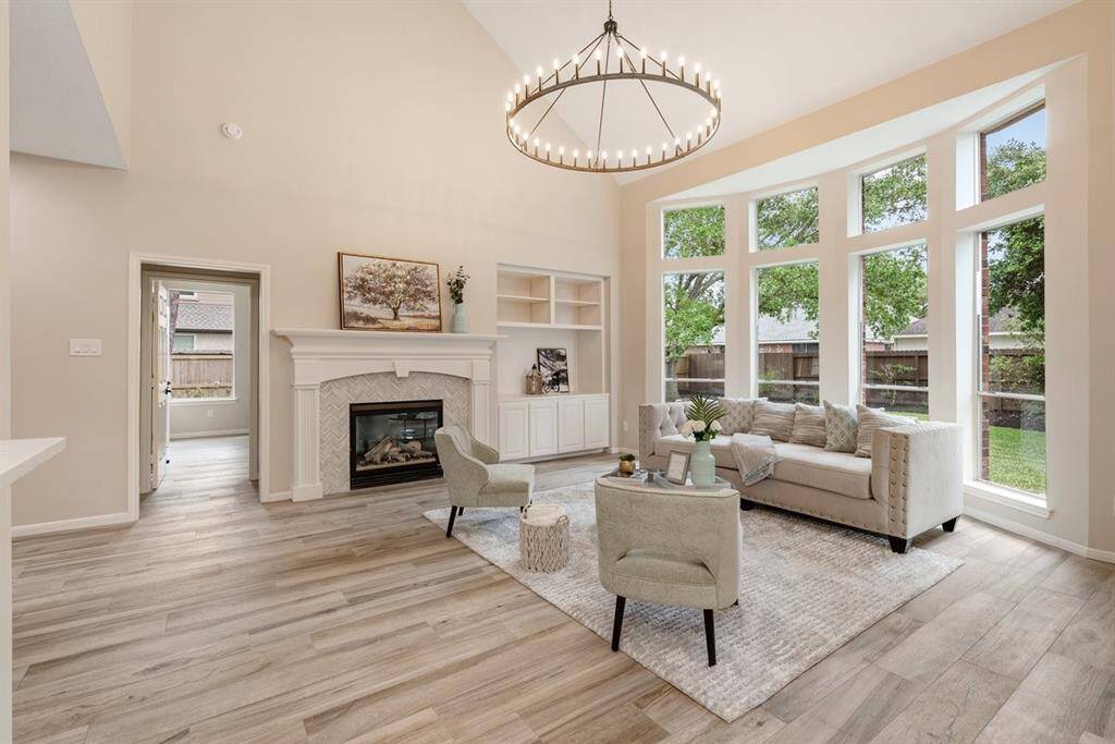Gorgeous lighting compliments the many great features of this spacious living room!