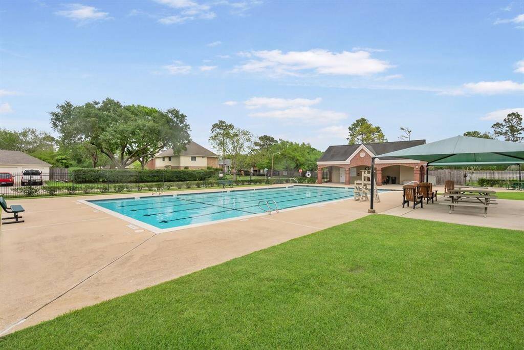 Get your sun tan lotion and enjoy a dip in the sparkling community pool and picnic area!