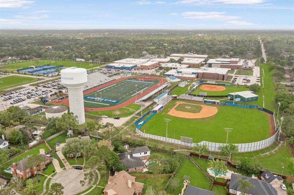 Friendswood ISD is highly desirable, and Friendswood High School is just a short distance from this home!
