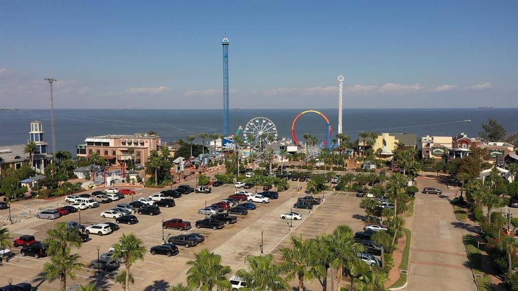 Enjoy many popular destinations like Kemah Boardwalk, and Galveston beaches nearby!
