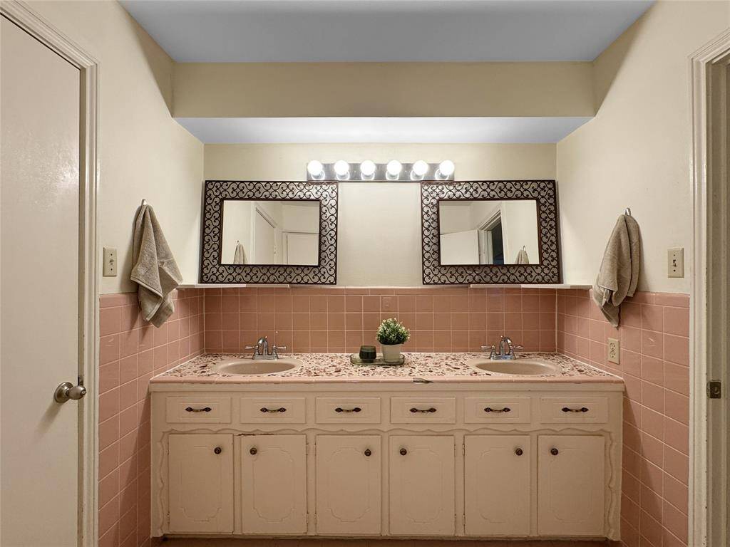 Second bathroom, entry from hallway and from bedroom 3.