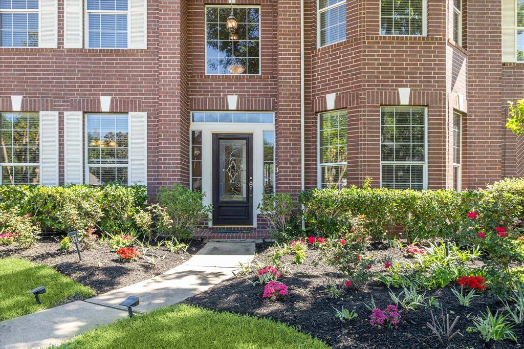 LUSH AND WELL CARED FOR LANDSCAPING PROVIDES AMAZING CURB APPEAL.