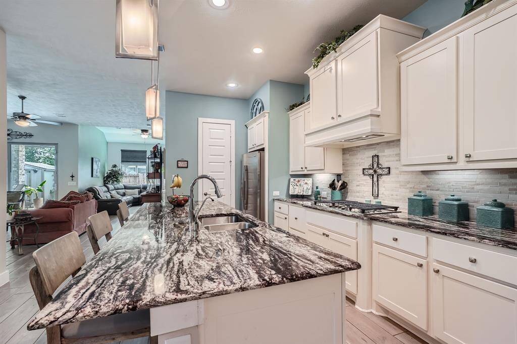 Large breakfast bar with seating for 4
