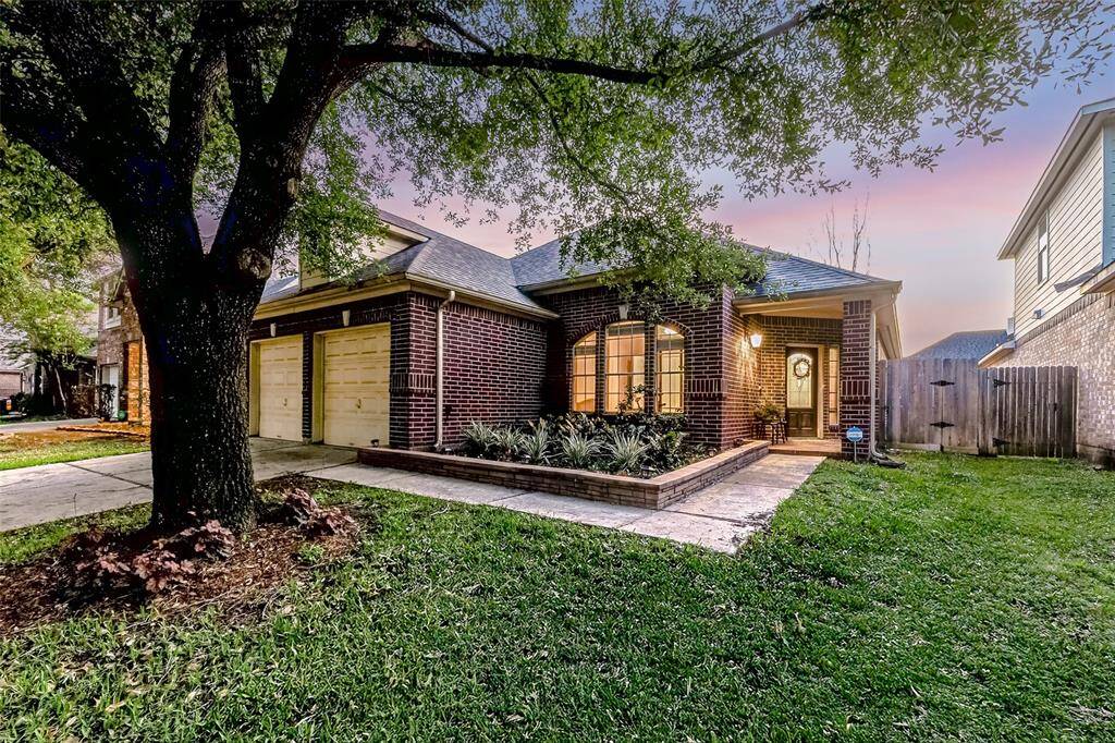 Welcome to 13915 Hillingdale Lane, a charming single-storyhome in the quaint community ofPrestonwood Park. Thoughtfully designed, this home features aninviting open floor plancomplemented by elegant architectural details.