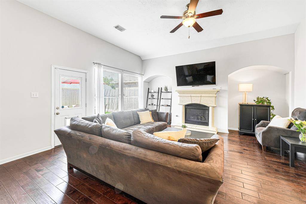 Two large windows inviteabundant natural light,enhancing the invitingatmosphere. With plenty of space for a sectional, sofa and loveseat, or an occasional chair,this versatile layoutaccommodates both comfort and style.