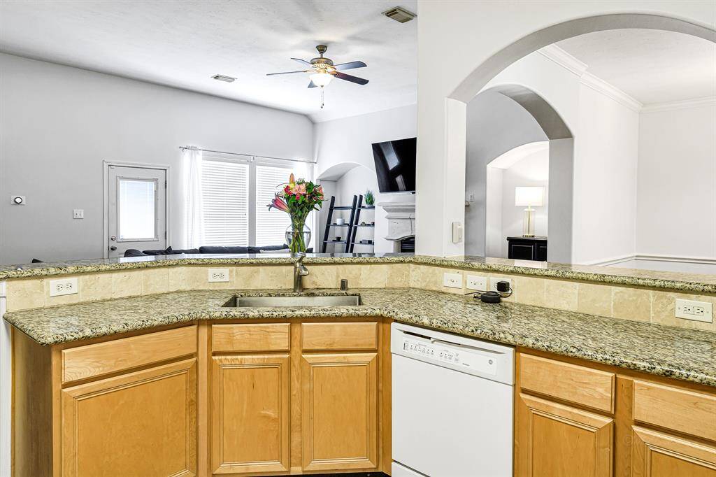 The 28-inch single-basinundermount sink, paired with asleek brushed nickel faucet,adds a modern touch to this well-appointed kitchen.