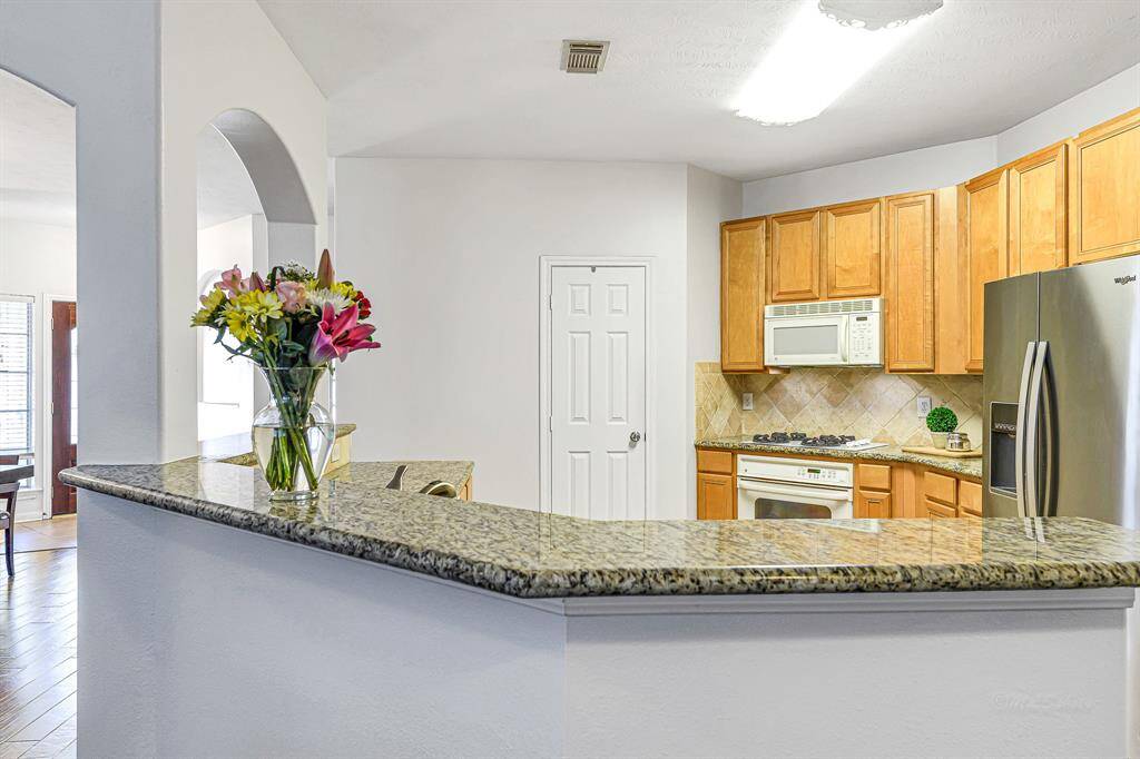 The spacious breakfast bar is perfect for casual dining or entertaining, with ample room for multiplebarstools.