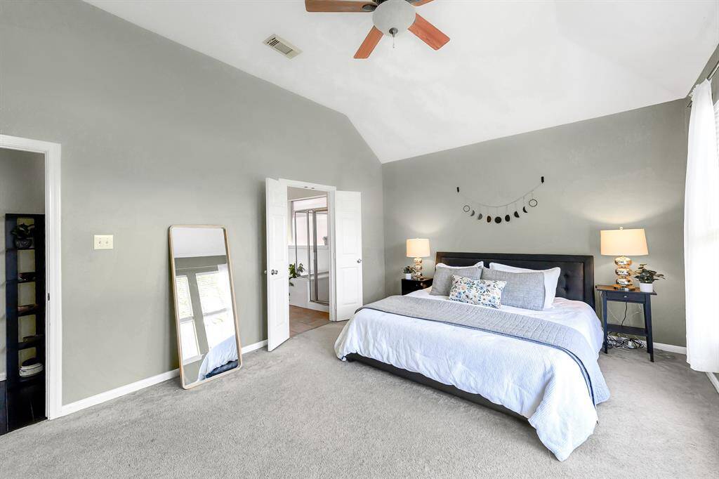 There's plenty of space to accommodate a king-size furniture set, and the plush carpeting and ceiling fan add anextra layer of comfort.