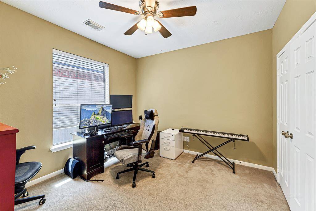 Down the hall, you'll find a cozyguest bedroom featuring 9-footceilings and a ceiling fan withbrushed nickel finishes. Theroom is painted in neutral tonesand is outfitted with soft, fluffycarpeting. A bright window bringsin natural light, while a reach-incloset provides convenientstorage.