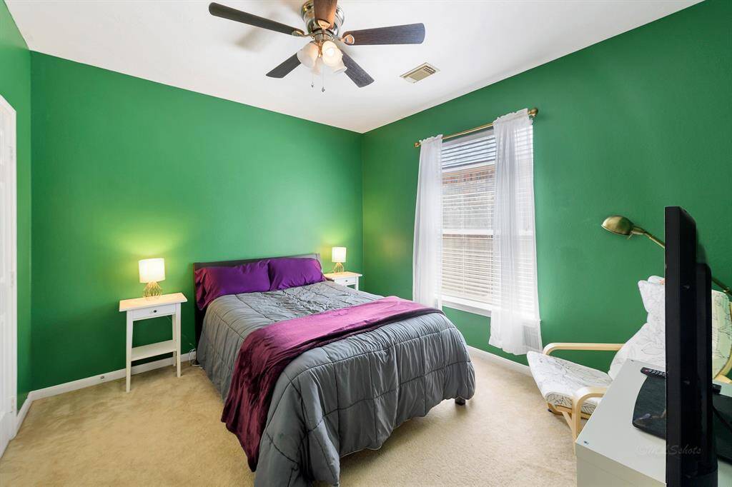 Another guest bedroom awaits,featuring 9-foot ceilings andample space for a queen-sizefurniture suite. A bright windowfills the room with natural light,while a wide reach-in closetoffers plenty of storage. Theceiling fan, with brushed nickelfinishes, ensures comfortthroughout the year.