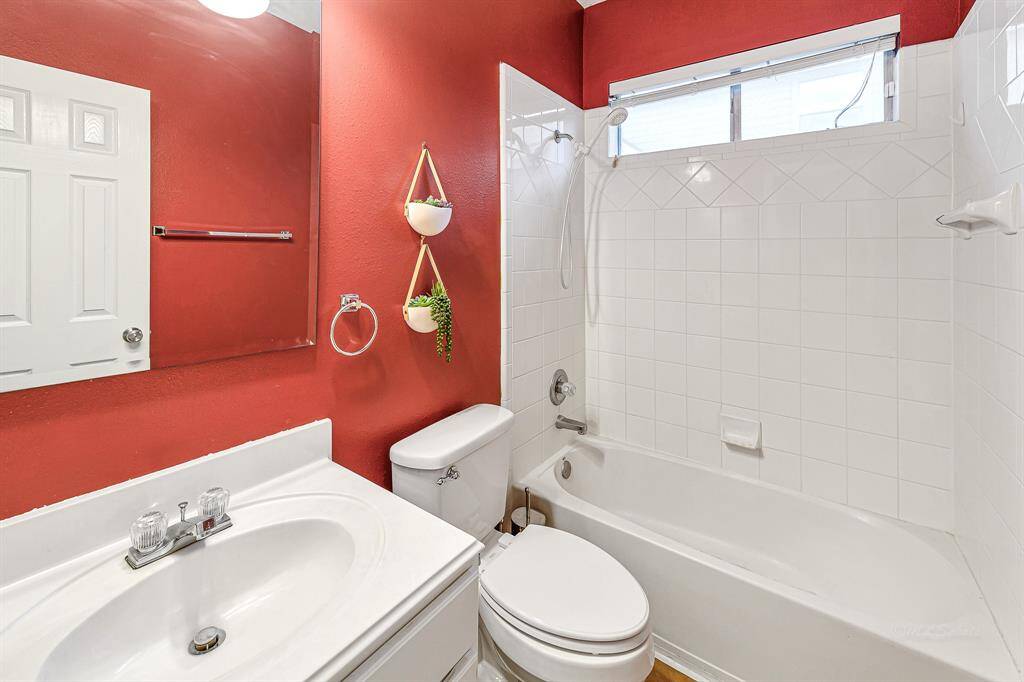 Guests will appreciate this fullbathroom, featuring a medicinecabinet, crisp white cabinetry,and a complementary culturedmarble sink. The tub-showercombo is accented with a whitetile surround, while natural lightpours through a transom windowabove the shower, brighteningthe space.