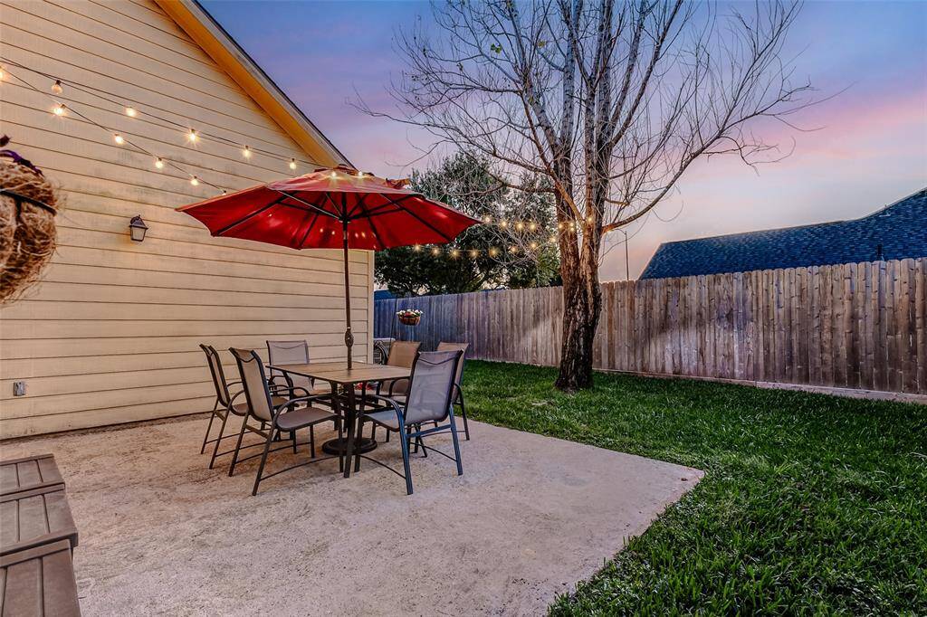 Step outside to discover a spectacular space designed forrelaxation and unwinding. Theexpansive patio creates theperfect setting for both outdoor entertaining and peaceful moments, offering an ideal retreat for any occasion.