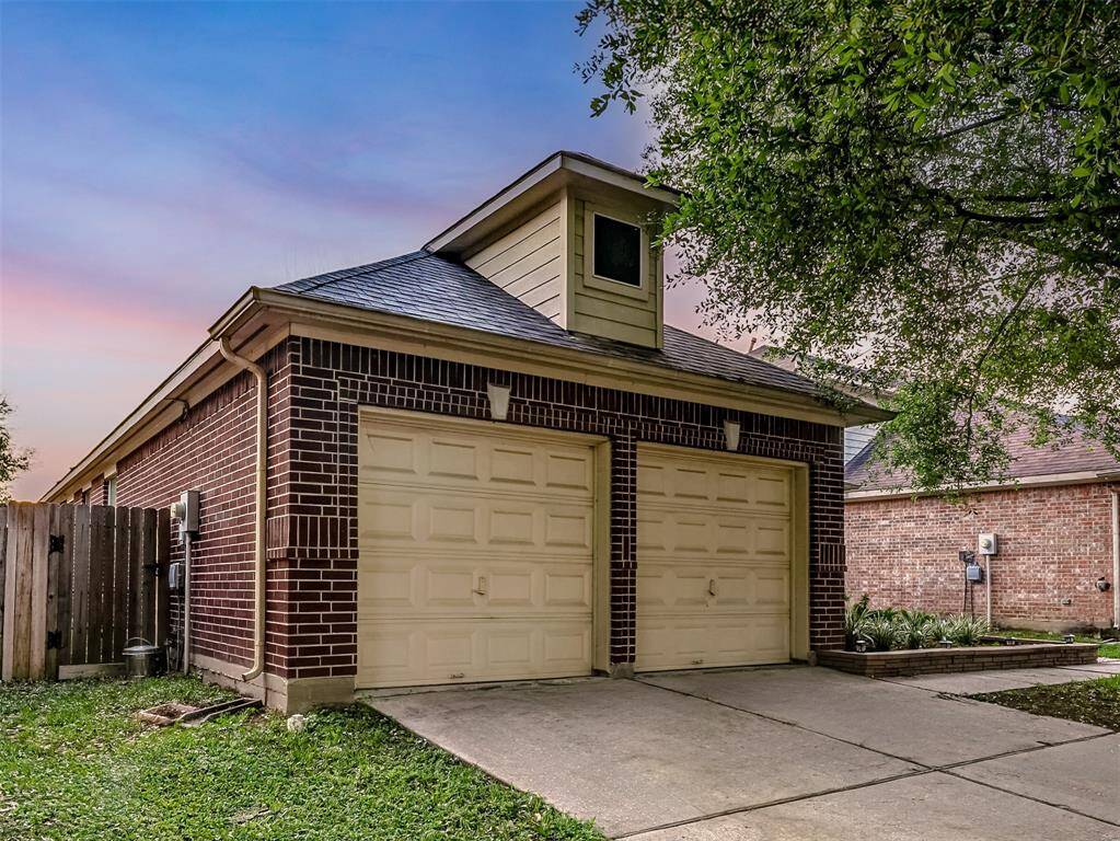 A spacious double-widedriveway provides ampleparking, effortlesslyaccommodating multiplevehicles. It leads to a two-cargarage, each bay offering its own dedicated space for convenience and functionality.