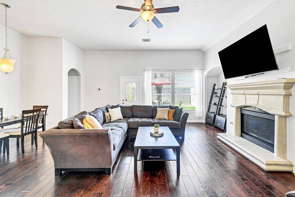 Welcome to your spacious livingroom, where vaulted 11-footceilings create an airy and open feel. Engineered hardwood floors and fresh interior paint add warmth and sophistication.