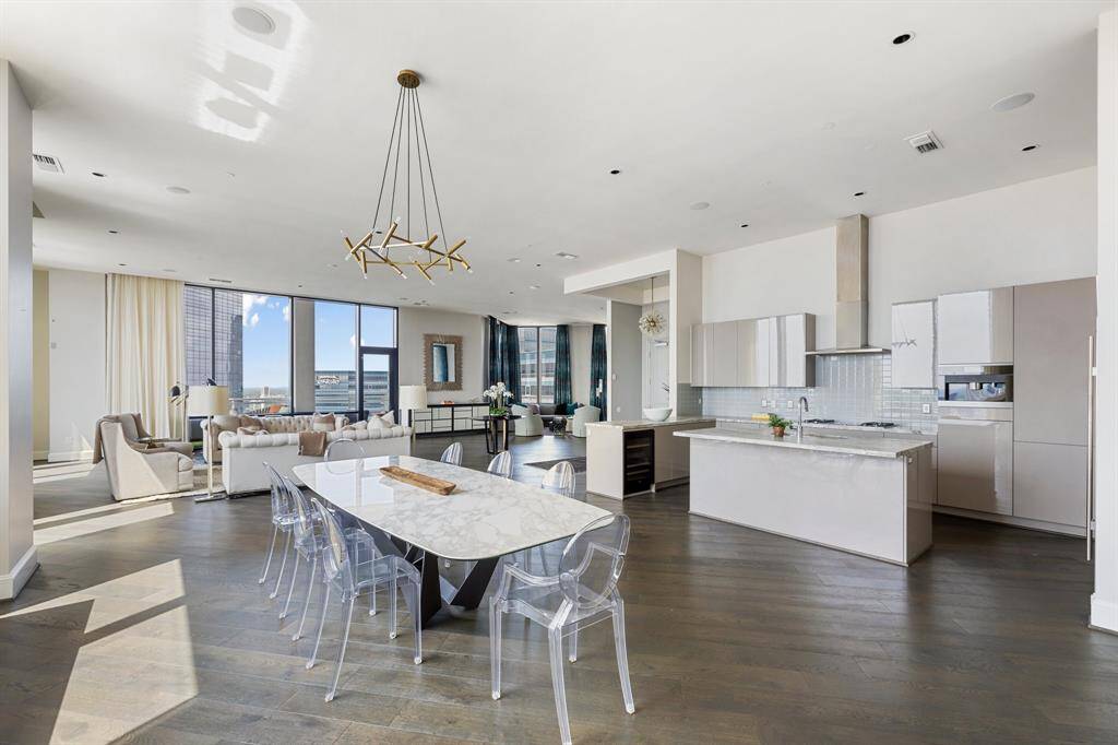 Welcome to penthouse #2702 at The Astoria. Open sight lines and plentiful natural light fill the space.