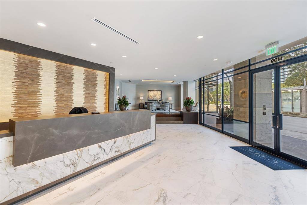 A large welcome desk with 24/7 concierge.