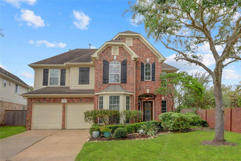 A STUNNING TWO-STORYBRICK HOME NESTLED ATTHE END OF A QUIET CUL-DESAC, FEATURING AMETICULOUSLYLANDSCAPED FRONT YARDTHAT EXUDES CHARM ANDOFFERS EXCEPTIONAL CURBAPPEAL.
