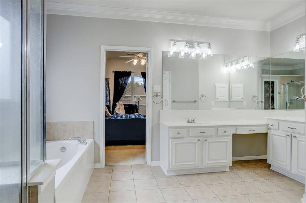 BRIGHT AND FUNCTIONALEN-SUITE WITH DUALVANITIES, A LARGE MIRROR,AND DIRECT ACCESS TO THEPRIMARY BEDROOM.