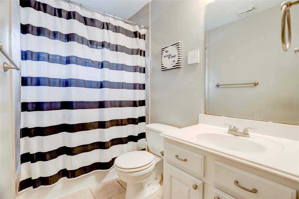 BRIGHT AND FUNCTIONALBATHROOM WITH NEUTRALFINISHES, READY FOR YOURPERSONAL TOUCHES.