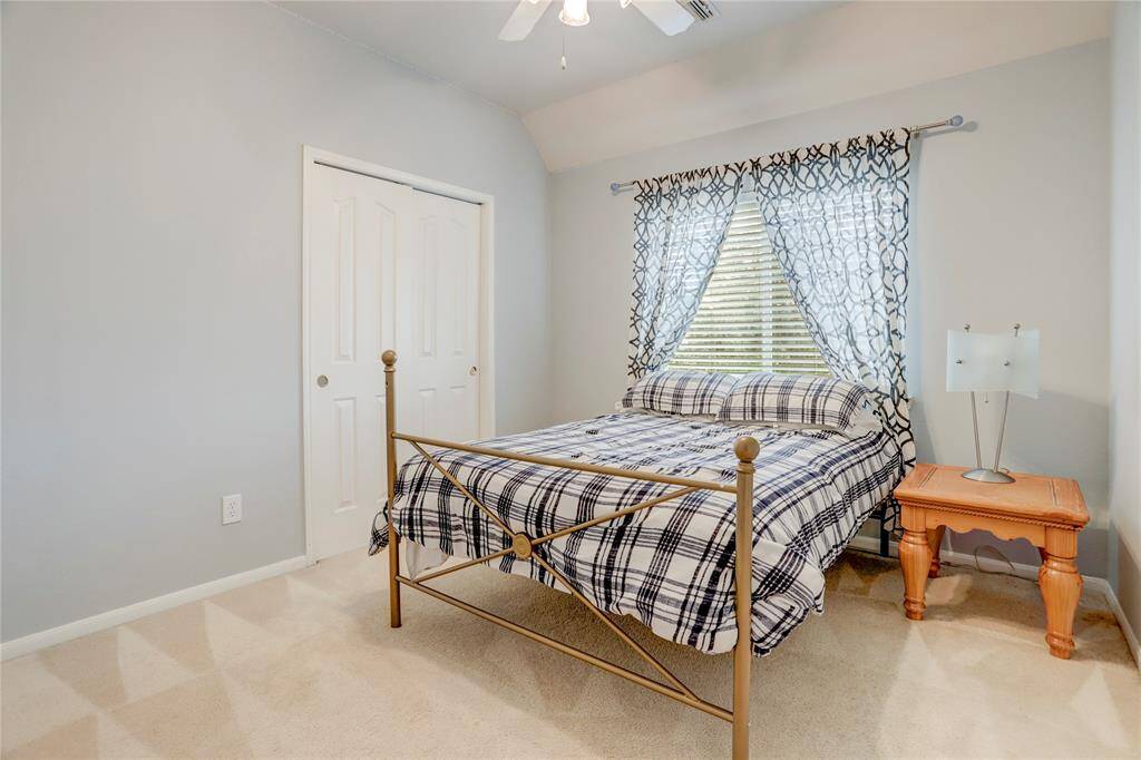 COZY BEDROOM WITH AMPLENATURAL LIGHT AND ASPACIOUS CLOSET, PERFECTFOR A SERENE RETREAT.