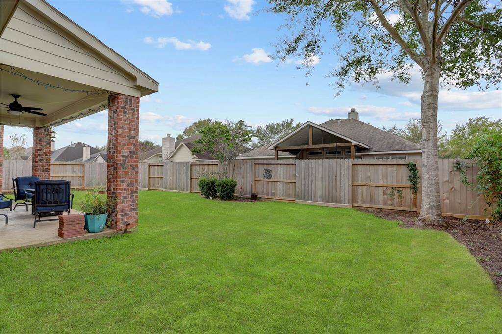 EXPANSIVE BACKYARD WITHA COVERED PATIO, GREATFOR OUTDOORENTERTAINING.