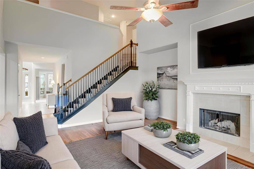 OPEN-CONCEPT LIVINGSPACE WITH VAULTEDCEILINGS, AND A SEAMLESSFLOW THROUGHOUT THEMAIN LIVING AREAS. **This room has been virtually staged.