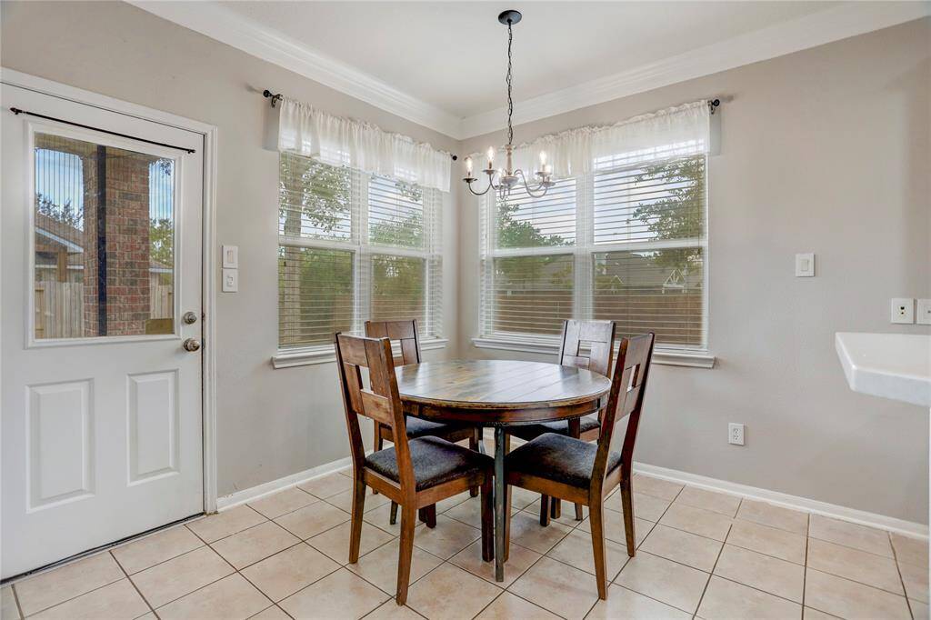 COZY BREAKFAST AREA WITHLARGE WINDOWS THATBRING IN NATURAL LIGHT,CREATING THE PERFECTSPOT FOR MORNINGCOFFEE.
