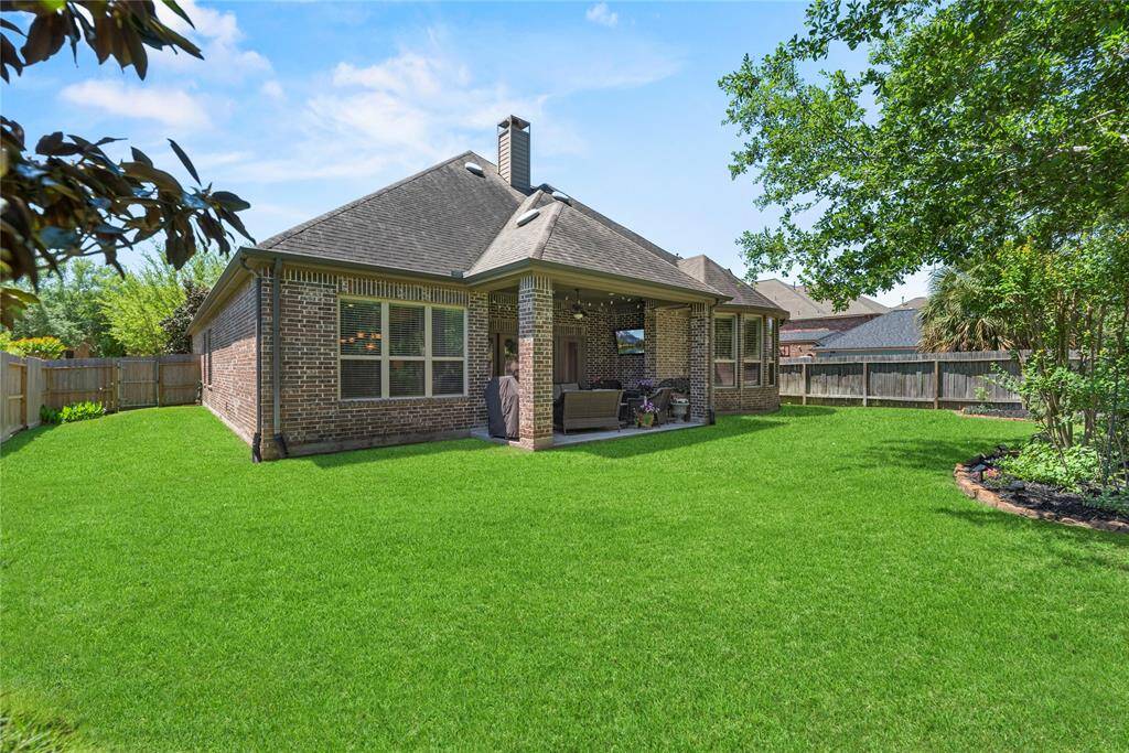 This is a great backyard for the week-end hangouts and letting the kids run around.