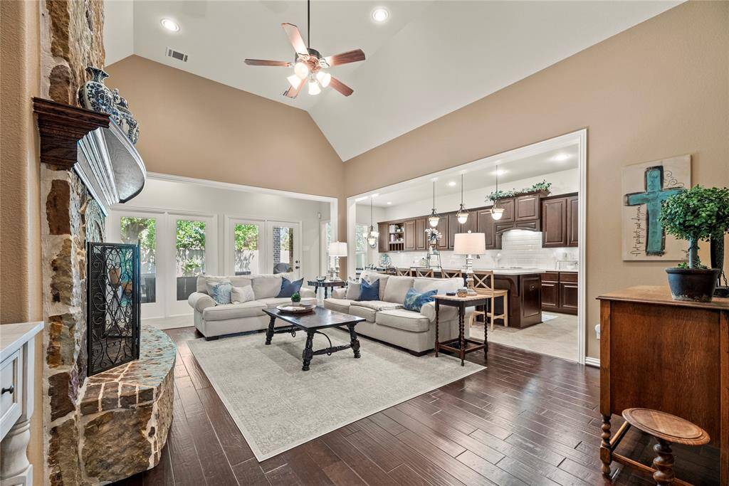 You are going to love the open feel this home has. Kitchen, breakfast area and living room flow together easily.