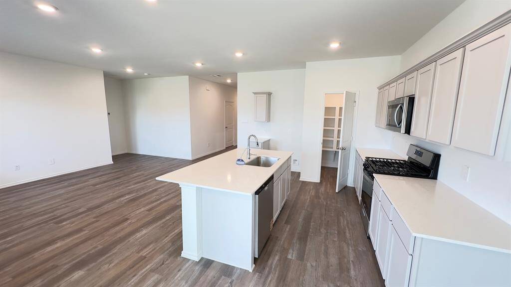 Huge Island Kitchen with Beautiful Finishes!