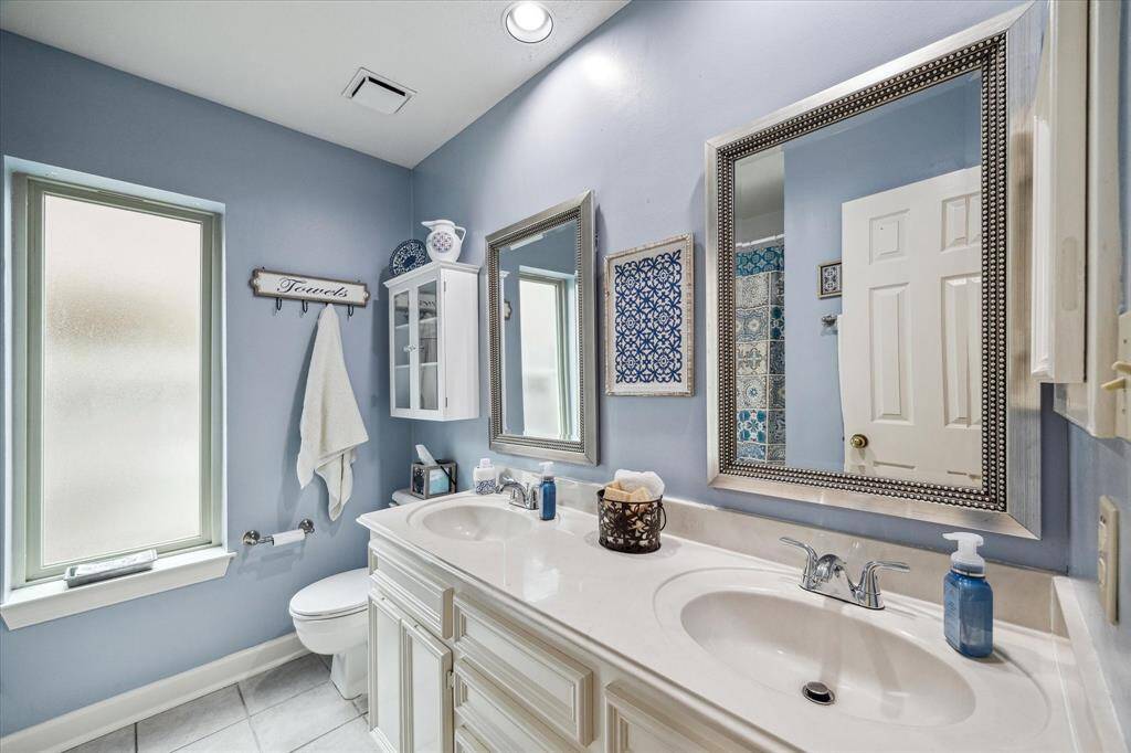 A nicely appointed guest bathroom.